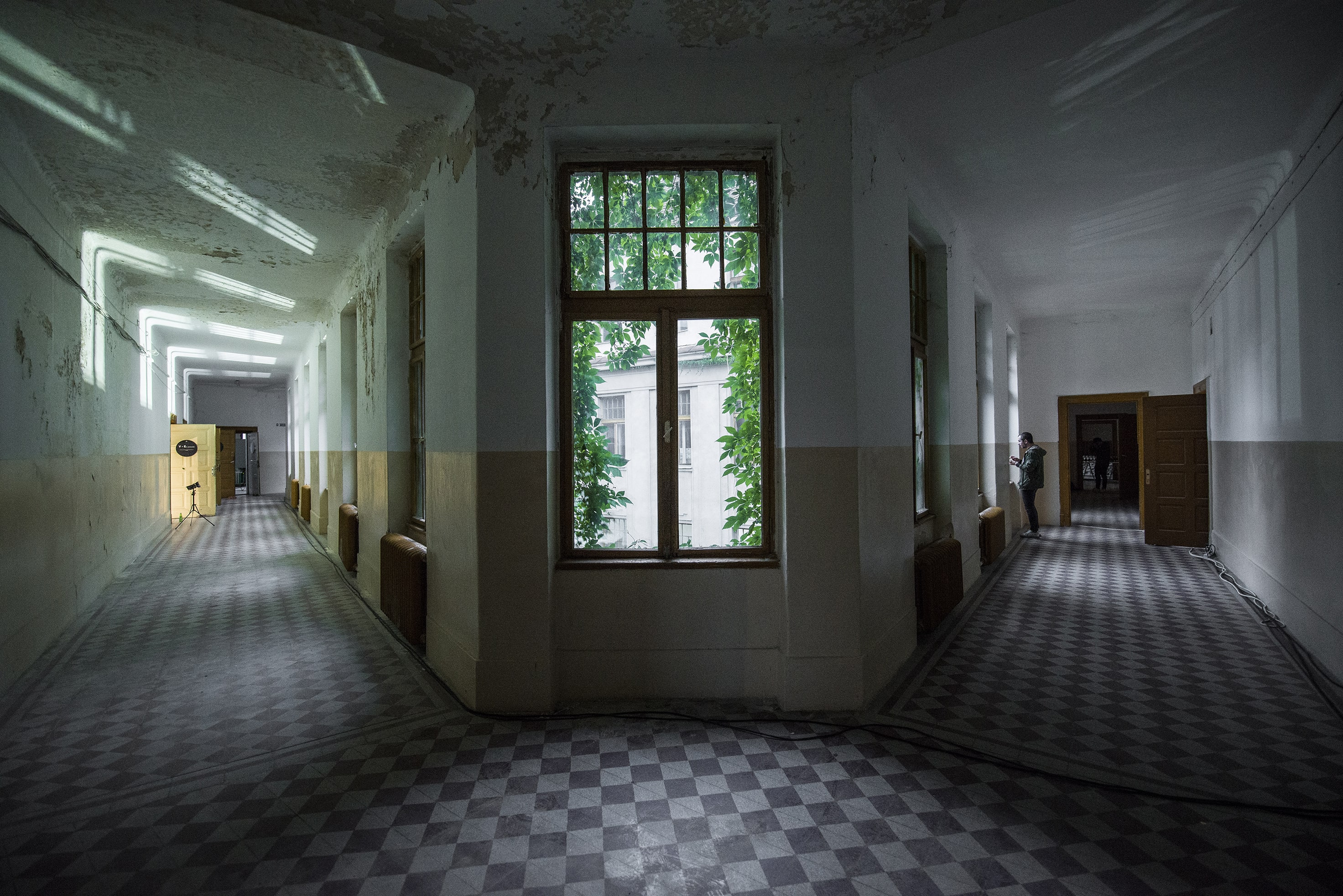 Instalație de fotografie: ELEMENTE uitate/uită-te